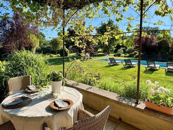 Saint-Saturnin-lès-Apt (84490) Propriété de charme dans le Luberon avec gîte indépendant et potentiel d’exploitation