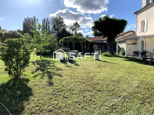 A Barbaste Propriété au calme avec dépendance de 50 m², piscine et terrasse couverte