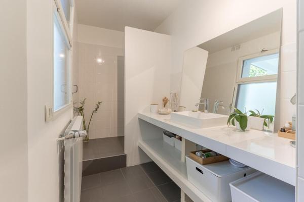 Spacieuse maison d' architecte, authentique et intemporelle