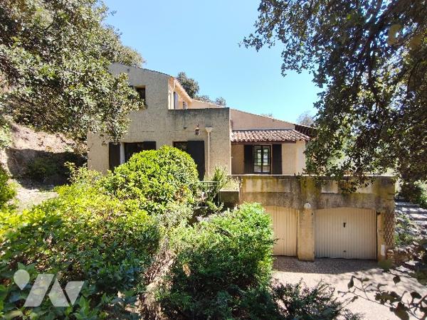 Villa avec piscine sur terrain 2434 m² avec oliviers