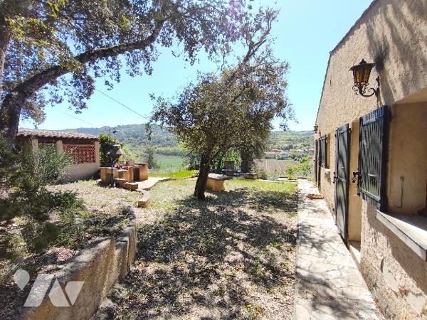 Villa avec piscine sur terrain 2434 m² avec oliviers