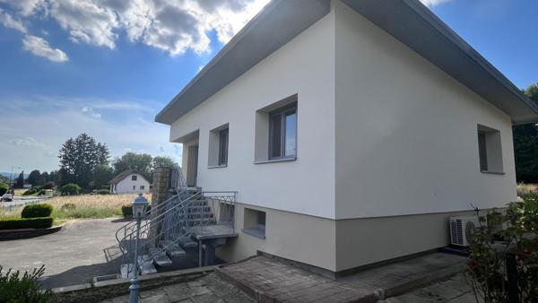 Maison contemporaine rénovée avec soin, sur terrain arboré de 7 ares
