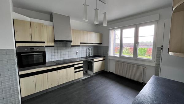 Maison contemporaine rénovée avec soin, sur terrain arboré de 7 ares