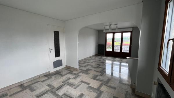 Maison contemporaine rénovée avec soin, sur terrain arboré de 7 ares