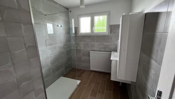 Maison contemporaine rénovée avec soin, sur terrain arboré de 7 ares
