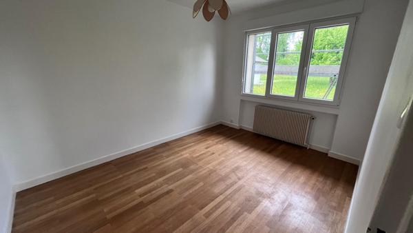 Maison contemporaine rénovée avec soin, sur terrain arboré de 7 ares