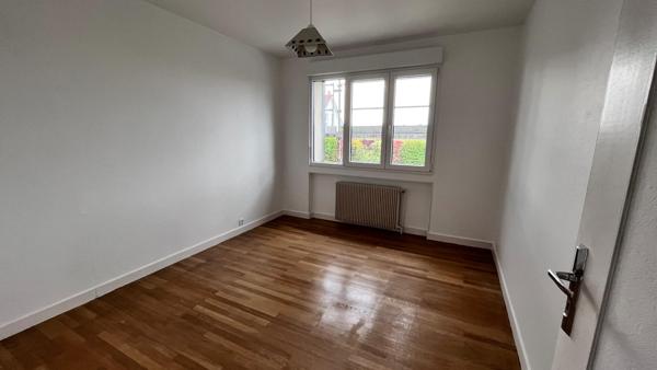 Maison contemporaine rénovée avec soin, sur terrain arboré de 7 ares