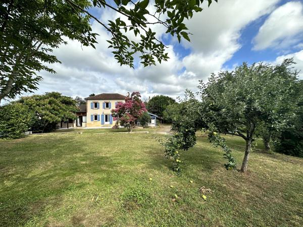 Maison de caractère d'environ 184m² comprenant un gîte indépendant sur un terrain arboré et clos de 3000m².