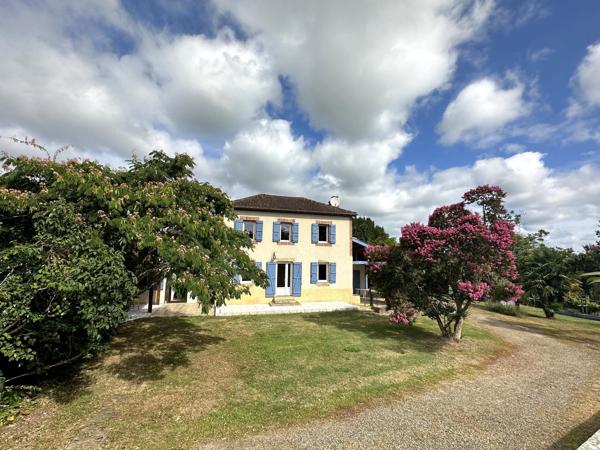 Maison de caractère d'environ 184m² comprenant un gîte indépendant sur un terrain arboré et clos de 3000m².