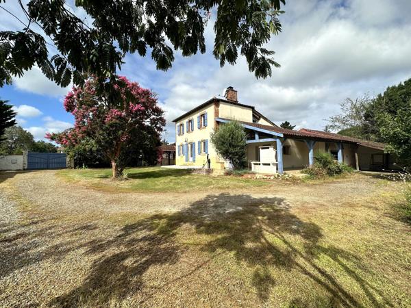 Maison de caractère d'environ 184m² comprenant un gîte indépendant sur un terrain arboré et clos de 3000m².