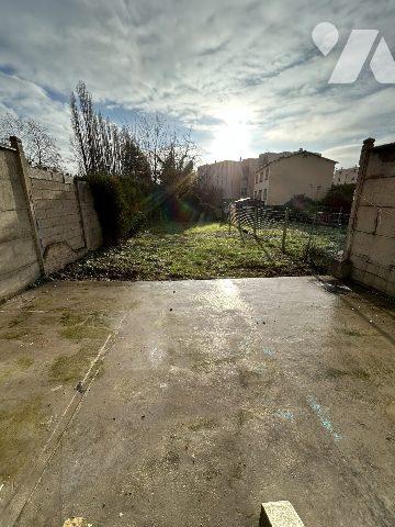 Ensemble de 4 maisons mitoyennes (2 louées)avec jardin et une partie constructible
