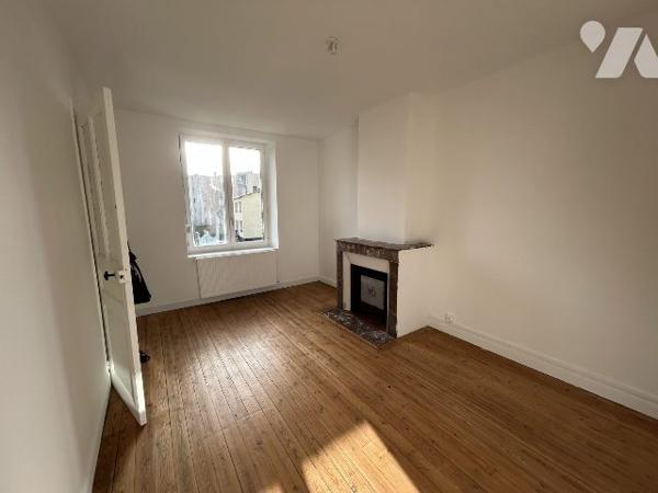 Ensemble de 4 maisons mitoyennes (2 louées)avec jardin et une partie constructible