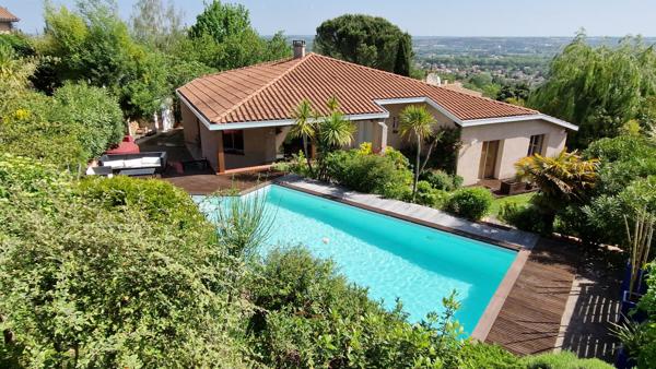 Grande maison familiale 6 pièces avec piscine et vue exceptionnelle à Péchabou