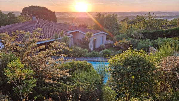 Grande maison familiale 6 pièces avec piscine et vue exceptionnelle à Péchabou