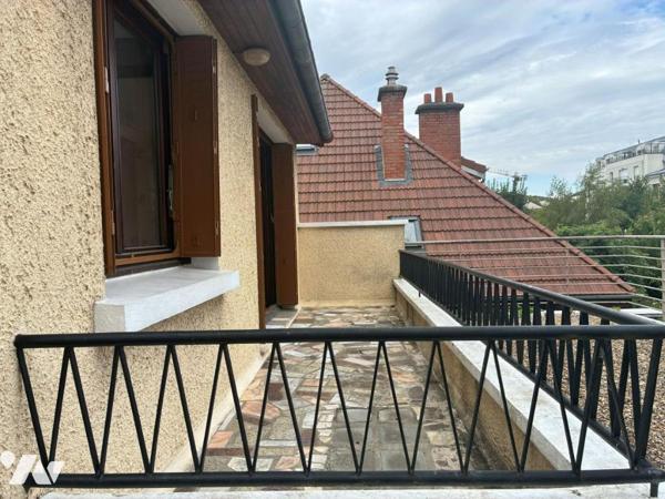 LES CLAYES-SOUS-BOIS – CENTRE-VILLE – MAISON DE VILLE 112 M² – GARAGE 2 VÉHICULES – TERRASSE