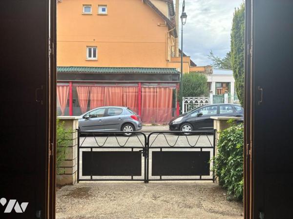 LES CLAYES-SOUS-BOIS – CENTRE-VILLE – MAISON DE VILLE 112 M² – GARAGE 2 VÉHICULES – TERRASSE
