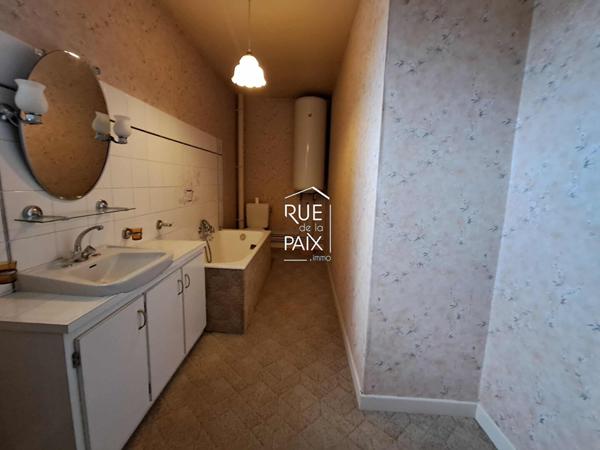 86100 ANTRAN Maison à rafraichir à Antran avec dépendances et jardin !