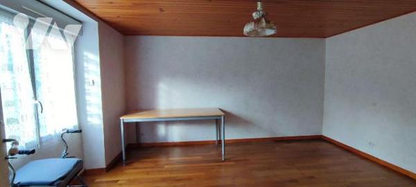 EN HAMEAU, 5mns du bourg,  Maison en pierre de 121 m², comprenant cuisine , séjour salon avec c...