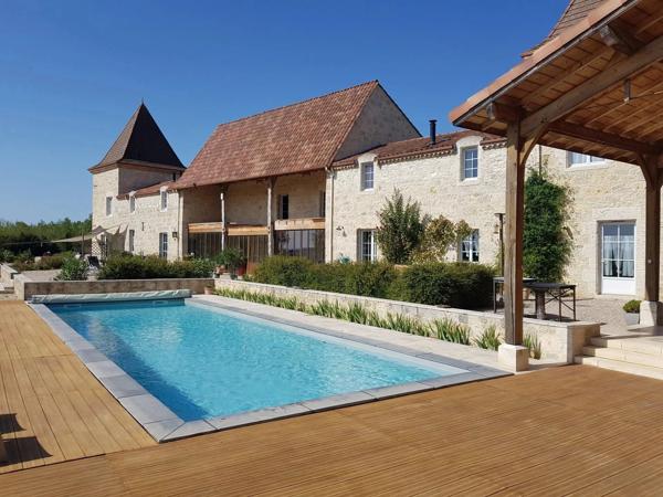 Ancienne ferme magnifiquement rénovée avec 2 maisons d'amis et piscine à proximité d'un village dynamique