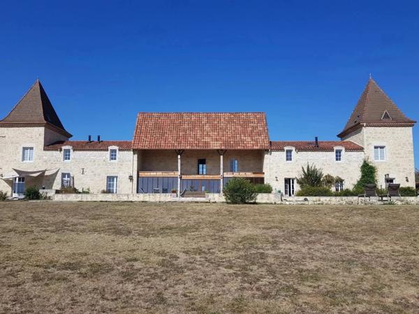 Ancienne ferme magnifiquement rénovée avec 2 maisons d'amis et piscine à proximité d'un village dynamique