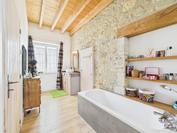 Ancienne ferme magnifiquement rénovée avec 2 maisons d'amis et piscine à proximité d'un village dynamique