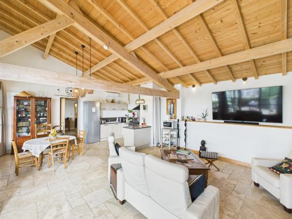 Ancienne ferme magnifiquement rénovée avec 2 maisons d'amis et piscine à proximité d'un village dynamique