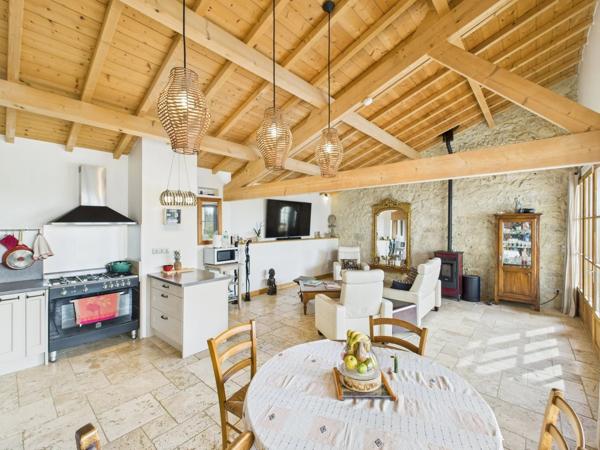 Ancienne ferme magnifiquement rénovée avec 2 maisons d'amis et piscine à proximité d'un village dynamique