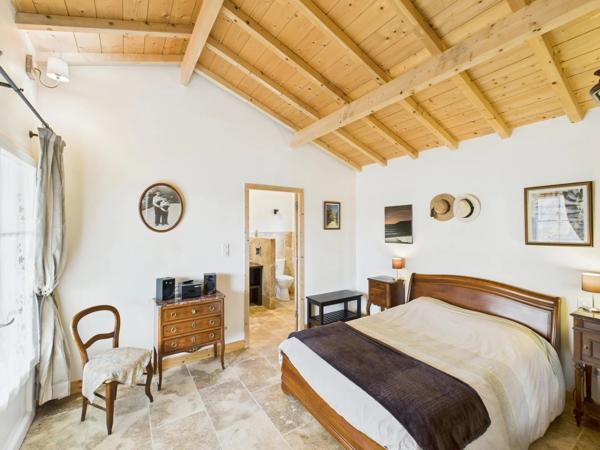 Ancienne ferme magnifiquement rénovée avec 2 maisons d'amis et piscine à proximité d'un village dynamique