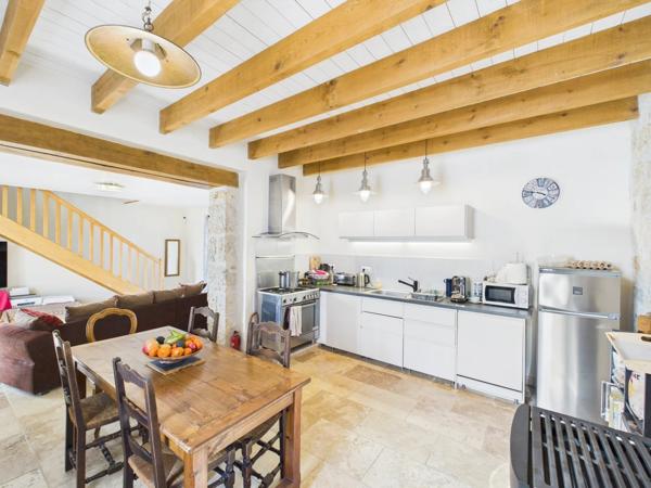 Ancienne ferme magnifiquement rénovée avec 2 maisons d'amis et piscine à proximité d'un village dynamique