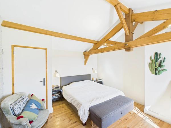 Ancienne ferme magnifiquement rénovée avec 2 maisons d'amis et piscine à proximité d'un village dynamique