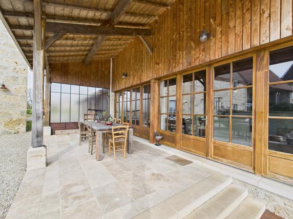Ancienne ferme magnifiquement rénovée avec 2 maisons d'amis et piscine à proximité d'un village dynamique