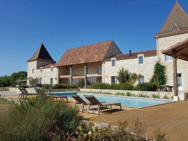 Ancienne ferme magnifiquement rénovée avec 2 maisons d'amis et piscine à proximité d'un village dynamique