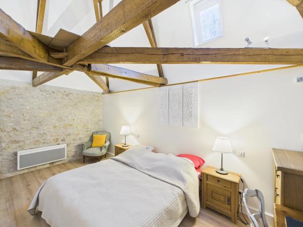 Ancienne ferme magnifiquement rénovée avec 2 maisons d'amis et piscine à proximité d'un village dynamique