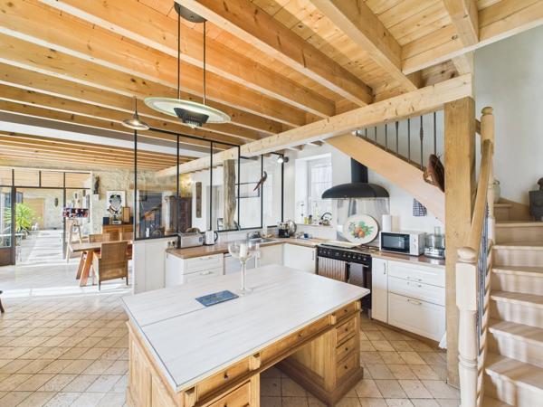 Ancienne ferme magnifiquement rénovée avec 2 maisons d'amis et piscine à proximité d'un village dynamique