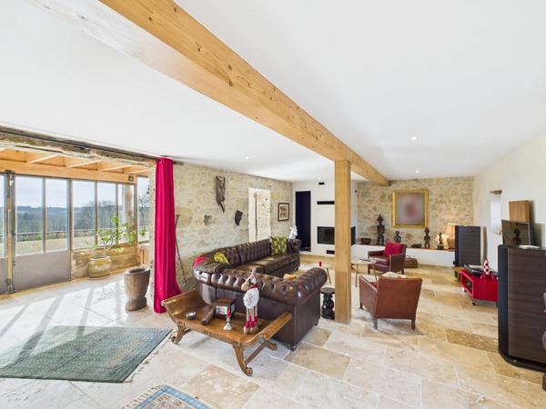 Ancienne ferme magnifiquement rénovée avec 2 maisons d'amis et piscine à proximité d'un village dynamique