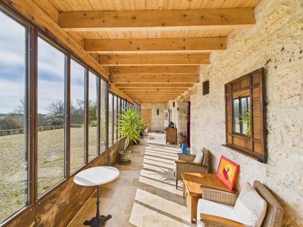 Ancienne ferme magnifiquement rénovée avec 2 maisons d'amis et piscine à proximité d'un village dynamique