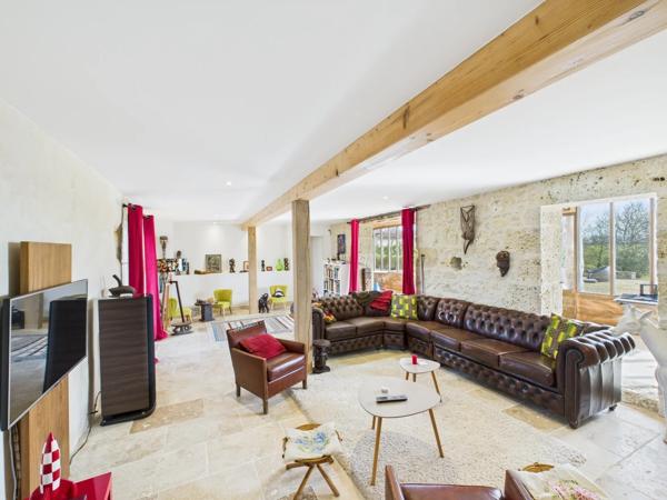 Ancienne ferme magnifiquement rénovée avec 2 maisons d'amis et piscine à proximité d'un village dynamique