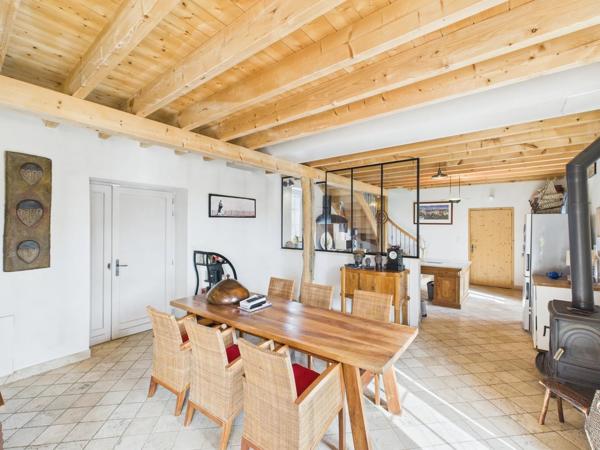 Ancienne ferme magnifiquement rénovée avec 2 maisons d'amis et piscine à proximité d'un village dynamique