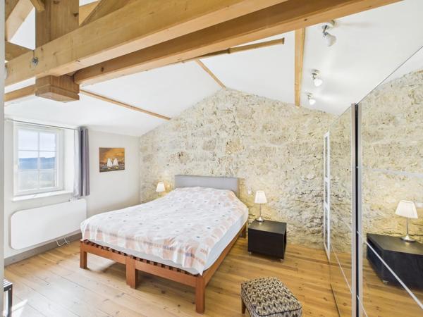 Ancienne ferme magnifiquement rénovée avec 2 maisons d'amis et piscine à proximité d'un village dynamique
