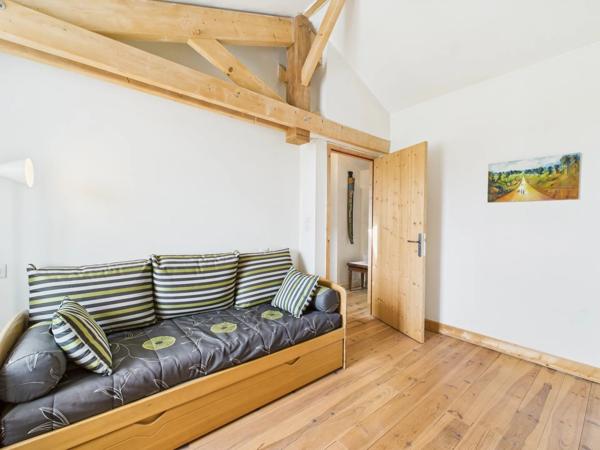 Ancienne ferme magnifiquement rénovée avec 2 maisons d'amis et piscine à proximité d'un village dynamique