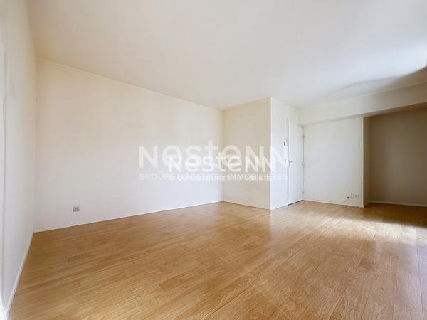 Guyancourt : Grand studio de 31 m² à louer avec balcon et parking