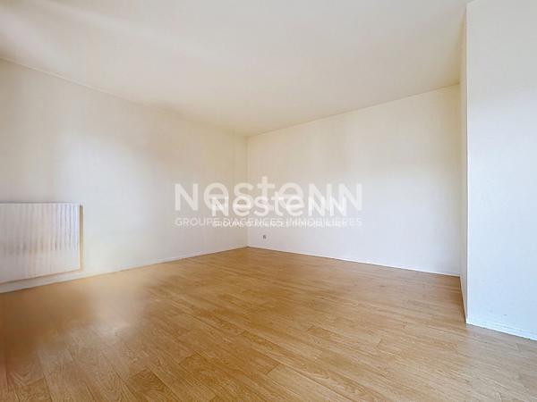 Guyancourt : Grand studio de 31 m² à louer avec balcon et parking