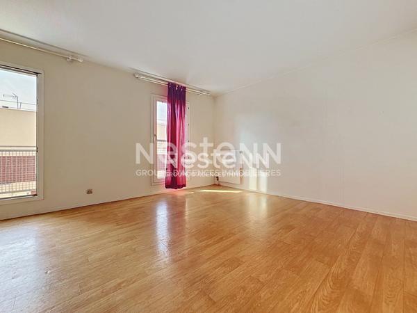 Guyancourt : Grand studio de 31 m² à louer avec balcon et parking