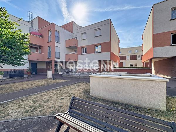 Guyancourt : Grand studio de 31 m² à louer avec balcon et parking