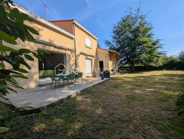Sur les bords de Loire, sur la commune de Saint-Julien-de-Concelles, Élodie Brecheteau vous propose cette maison construite en 2008, d’une superficie d’environ 117 m².

Implantée sur une parcelle en second rideau de plus de 1 300 m², elle offre un cadre agréable.

La maison se compose d’une entrée avec placard, d’une belle pièce de vie lumineuse bénéficiant d’une triple exposition sud, ouest et nord, avec mezzanine apparente. Cet espace est équipé d’un poêle à pellets.
Vous trouverez également une grande cuisine semi-séparée aménagée et équipée, ainsi qu’une grande salle d'eau avec douche rénovée en 2021 au rez-de-chaussée.

À l’étage, la mezzanine fait actuellement office de bureau, mais peut également être aménagée en salle de jeux ou fermée afin de créer une troisième chambre. 
Vous y découvrirez aussi deux chambres de belles superficies avec grands placards ainsi qu’un WC.

Un vaste garage d’environ 60 m² complète l’ensemble ainsi qu'un grand jardin sans vis à vis avec terrasse.

Maison raccordée au tout-à-l’égout.
Menuiseries à galandage et volets roulants électriques sur une partie de la maison
VMC