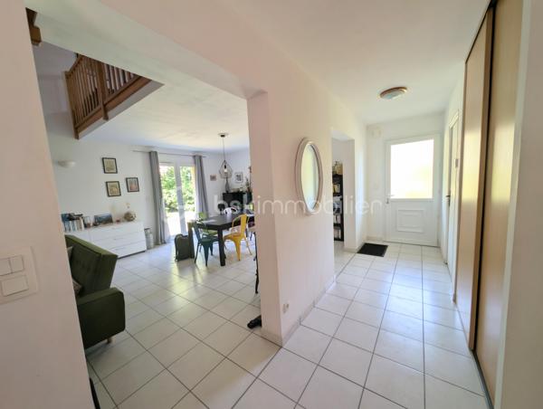 Sur les bords de Loire, sur la commune de Saint-Julien-de-Concelles, Élodie Brecheteau vous propose cette maison construite en 2008, d’une superficie d’environ 117 m².

Implantée sur une parcelle en second rideau de plus de 1 300 m², elle offre un cadre agréable.

La maison se compose d’une entrée avec placard, d’une belle pièce de vie lumineuse bénéficiant d’une triple exposition sud, ouest et nord, avec mezzanine apparente. Cet espace est équipé d’un poêle à pellets.
Vous trouverez également une grande cuisine semi-séparée aménagée et équipée, ainsi qu’une grande salle d'eau avec douche rénovée en 2021 au rez-de-chaussée.

À l’étage, la mezzanine fait actuellement office de bureau, mais peut également être aménagée en salle de jeux ou fermée afin de créer une troisième chambre. 
Vous y découvrirez aussi deux chambres de belles superficies avec grands placards ainsi qu’un WC.

Un vaste garage d’environ 60 m² complète l’ensemble ainsi qu'un grand jardin sans vis à vis avec terrasse.

Maison raccordée au tout-à-l’égout.
Menuiseries à galandage et volets roulants électriques sur une partie de la maison
VMC