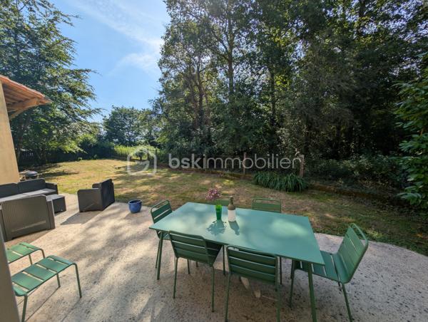 Sur les bords de Loire, sur la commune de Saint-Julien-de-Concelles, Élodie Brecheteau vous propose cette maison construite en 2008, d’une superficie d’environ 117 m².

Implantée sur une parcelle en second rideau de plus de 1 300 m², elle offre un cadre agréable.

La maison se compose d’une entrée avec placard, d’une belle pièce de vie lumineuse bénéficiant d’une triple exposition sud, ouest et nord, avec mezzanine apparente. Cet espace est équipé d’un poêle à pellets.
Vous trouverez également une grande cuisine semi-séparée aménagée et équipée, ainsi qu’une grande salle d'eau avec douche rénovée en 2021 au rez-de-chaussée.

À l’étage, la mezzanine fait actuellement office de bureau, mais peut également être aménagée en salle de jeux ou fermée afin de créer une troisième chambre. 
Vous y découvrirez aussi deux chambres de belles superficies avec grands placards ainsi qu’un WC.

Un vaste garage d’environ 60 m² complète l’ensemble ainsi qu'un grand jardin sans vis à vis avec terrasse.

Maison raccordée au tout-à-l’égout.
Menuiseries à galandage et volets roulants électriques sur une partie de la maison
VMC