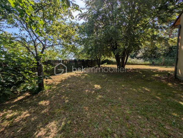 Sur les bords de Loire, sur la commune de Saint-Julien-de-Concelles, Élodie Brecheteau vous propose cette maison construite en 2008, d’une superficie d’environ 117 m².

Implantée sur une parcelle en second rideau de plus de 1 300 m², elle offre un cadre agréable.

La maison se compose d’une entrée avec placard, d’une belle pièce de vie lumineuse bénéficiant d’une triple exposition sud, ouest et nord, avec mezzanine apparente. Cet espace est équipé d’un poêle à pellets.
Vous trouverez également une grande cuisine semi-séparée aménagée et équipée, ainsi qu’une grande salle d'eau avec douche rénovée en 2021 au rez-de-chaussée.

À l’étage, la mezzanine fait actuellement office de bureau, mais peut également être aménagée en salle de jeux ou fermée afin de créer une troisième chambre. 
Vous y découvrirez aussi deux chambres de belles superficies avec grands placards ainsi qu’un WC.

Un vaste garage d’environ 60 m² complète l’ensemble ainsi qu'un grand jardin sans vis à vis avec terrasse.

Maison raccordée au tout-à-l’égout.
Menuiseries à galandage et volets roulants électriques sur une partie de la maison
VMC
