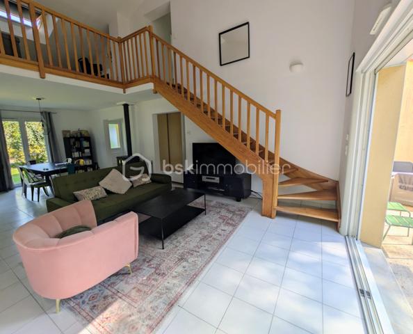 Sur les bords de Loire, sur la commune de Saint-Julien-de-Concelles, Élodie Brecheteau vous propose cette maison construite en 2008, d’une superficie d’environ 117 m².

Implantée sur une parcelle en second rideau de plus de 1 300 m², elle offre un cadre agréable.

La maison se compose d’une entrée avec placard, d’une belle pièce de vie lumineuse bénéficiant d’une triple exposition sud, ouest et nord, avec mezzanine apparente. Cet espace est équipé d’un poêle à pellets.
Vous trouverez également une grande cuisine semi-séparée aménagée et équipée, ainsi qu’une grande salle d'eau avec douche rénovée en 2021 au rez-de-chaussée.

À l’étage, la mezzanine fait actuellement office de bureau, mais peut également être aménagée en salle de jeux ou fermée afin de créer une troisième chambre. 
Vous y découvrirez aussi deux chambres de belles superficies avec grands placards ainsi qu’un WC.

Un vaste garage d’environ 60 m² complète l’ensemble ainsi qu'un grand jardin sans vis à vis avec terrasse.

Maison raccordée au tout-à-l’égout.
Menuiseries à galandage et volets roulants électriques sur une partie de la maison
VMC