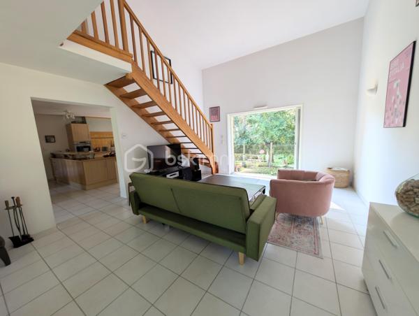 Sur les bords de Loire, sur la commune de Saint-Julien-de-Concelles, Élodie Brecheteau vous propose cette maison construite en 2008, d’une superficie d’environ 117 m².

Implantée sur une parcelle en second rideau de plus de 1 300 m², elle offre un cadre agréable.

La maison se compose d’une entrée avec placard, d’une belle pièce de vie lumineuse bénéficiant d’une triple exposition sud, ouest et nord, avec mezzanine apparente. Cet espace est équipé d’un poêle à pellets.
Vous trouverez également une grande cuisine semi-séparée aménagée et équipée, ainsi qu’une grande salle d'eau avec douche rénovée en 2021 au rez-de-chaussée.

À l’étage, la mezzanine fait actuellement office de bureau, mais peut également être aménagée en salle de jeux ou fermée afin de créer une troisième chambre. 
Vous y découvrirez aussi deux chambres de belles superficies avec grands placards ainsi qu’un WC.

Un vaste garage d’environ 60 m² complète l’ensemble ainsi qu'un grand jardin sans vis à vis avec terrasse.

Maison raccordée au tout-à-l’égout.
Menuiseries à galandage et volets roulants électriques sur une partie de la maison
VMC
